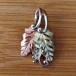 $128  12K & Sterling Black Hills Gold Estate Pendant  Marked C.CO. COPYRIGHT